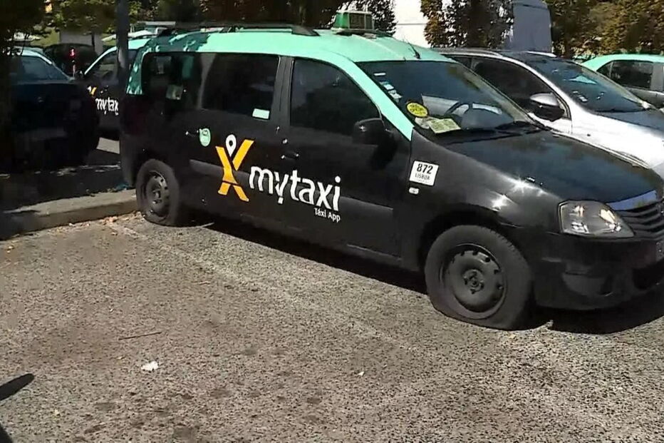 Taxis que não aderiram ao protesto com pneus furados em Lisboa	