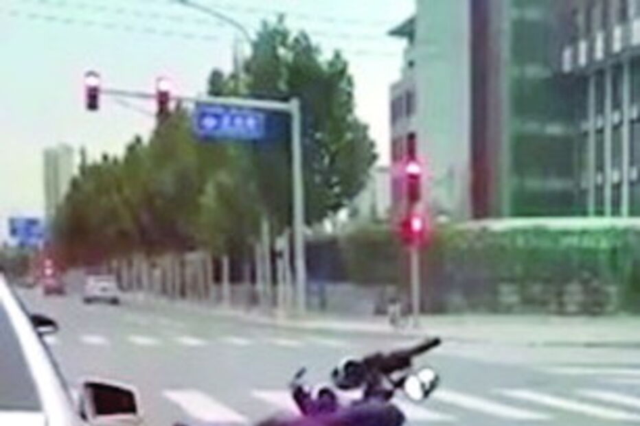 Condutora apanhada a atirar lixo para o chão