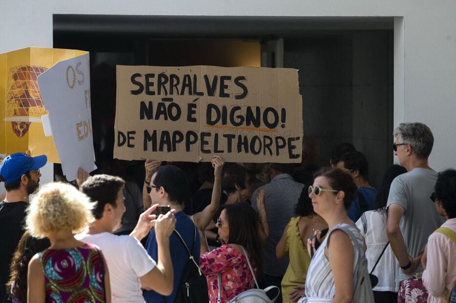 Manifestantes nas instalações do museu de Serralves em protesto 