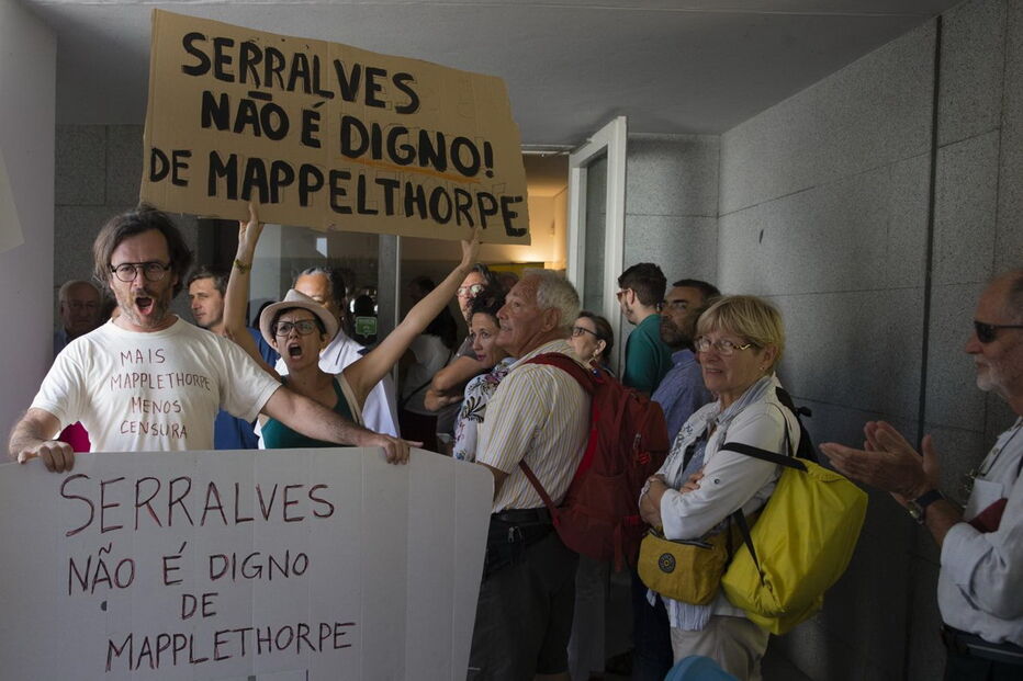 Manifestantes nas instalações do museu de Serralves em protesto 