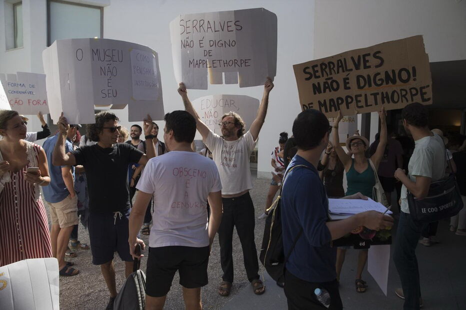 Manifestantes nas instalações do museu de Serralves em protesto 