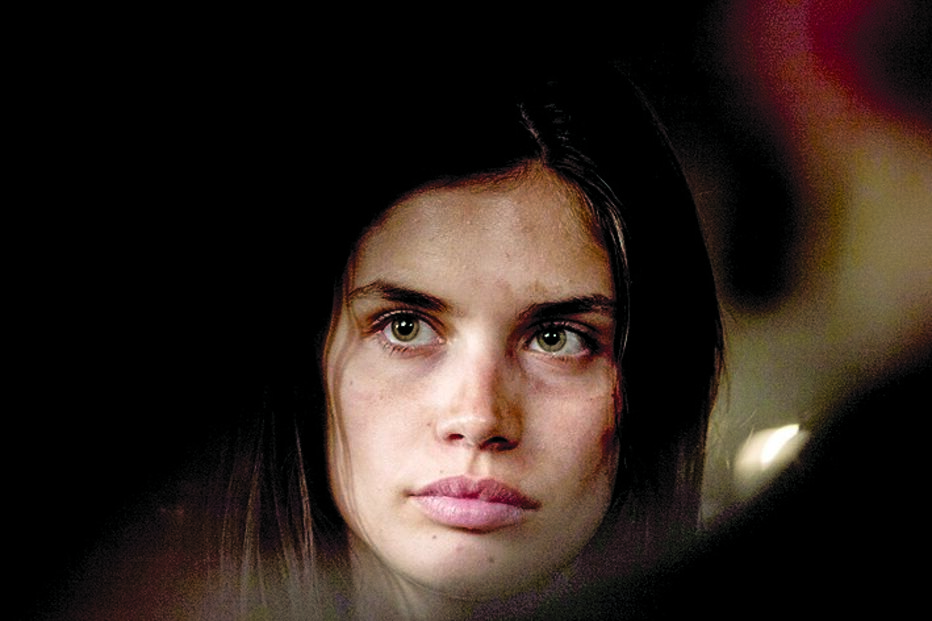 Sara Sampaio em cenas do filme 'Carga'