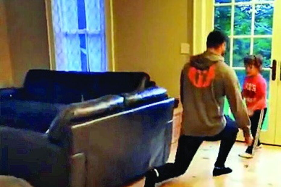 Cão imita donos enquanto fazem exercício