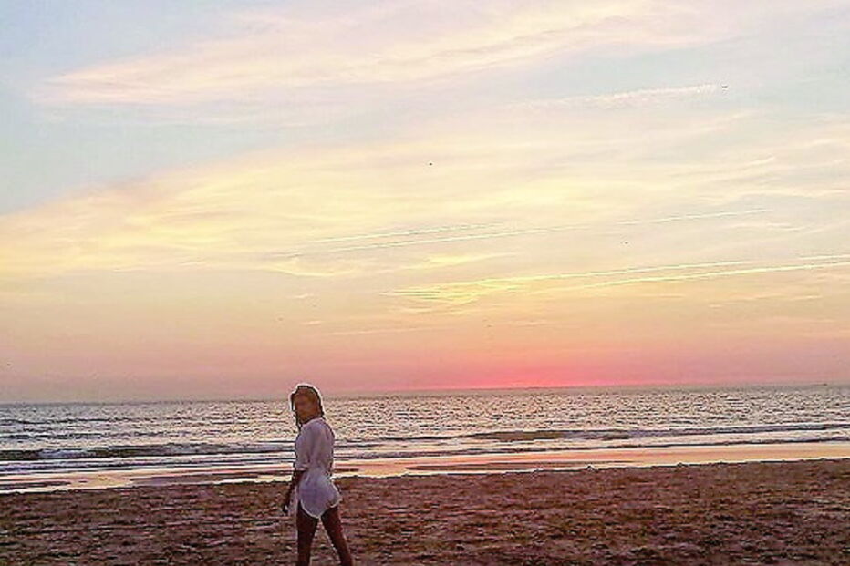Famosas dão boas vindas ao outono na praia