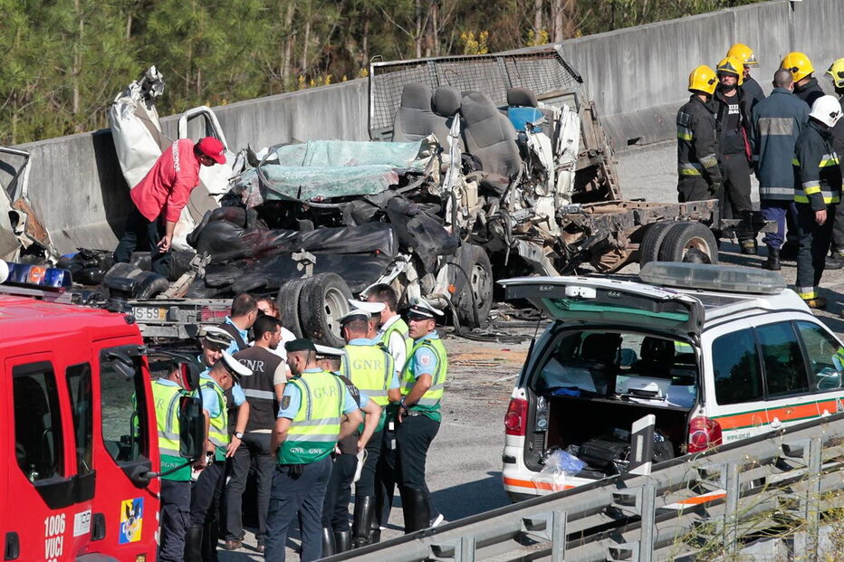 Colisão frontal no IC8 mata seis homens