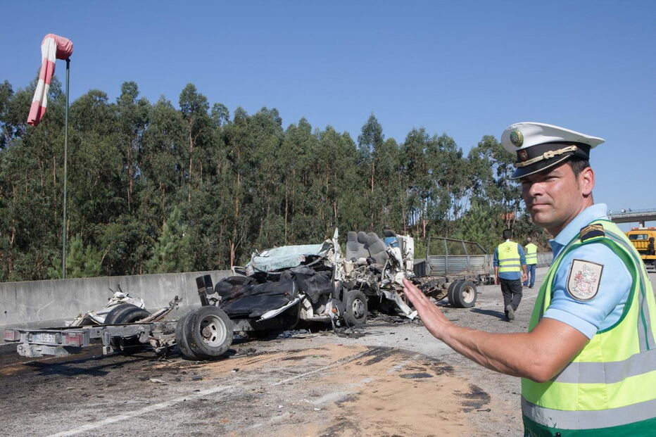 Colisão frontal no IC8 mata seis homens