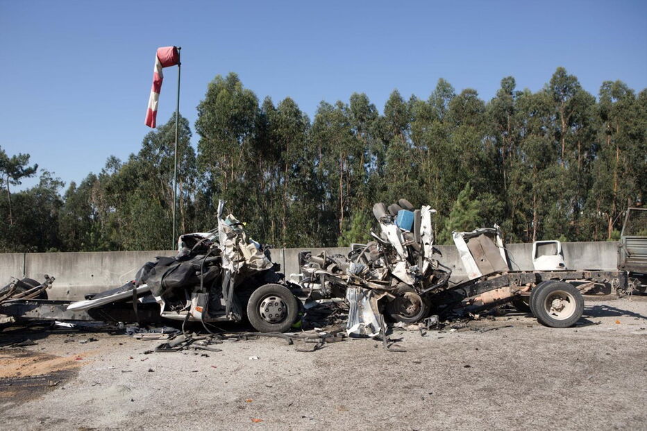 Colisão frontal no IC8 mata seis homens