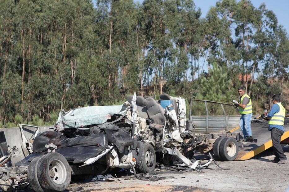 Colisão frontal no IC8 mata seis homens