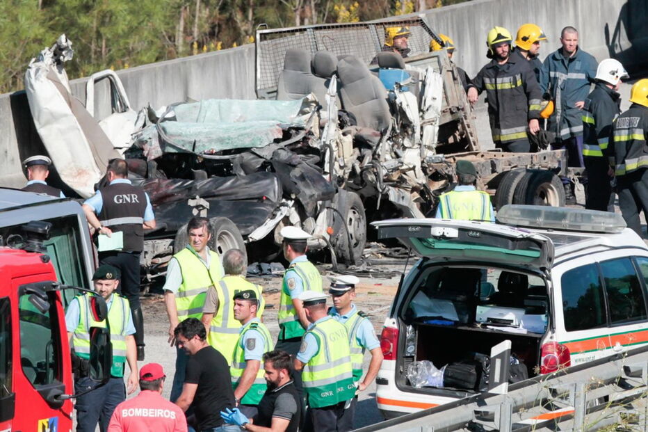 Colisão frontal no IC8 mata seis homens