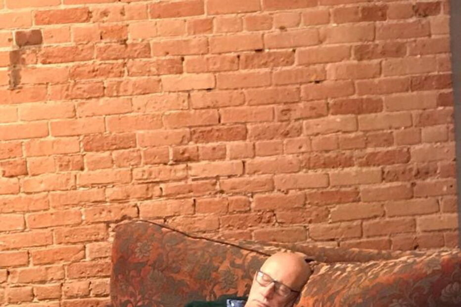 Foto de idoso a dormir ao lado de gato torna-se viral e angaria 30 mil euros