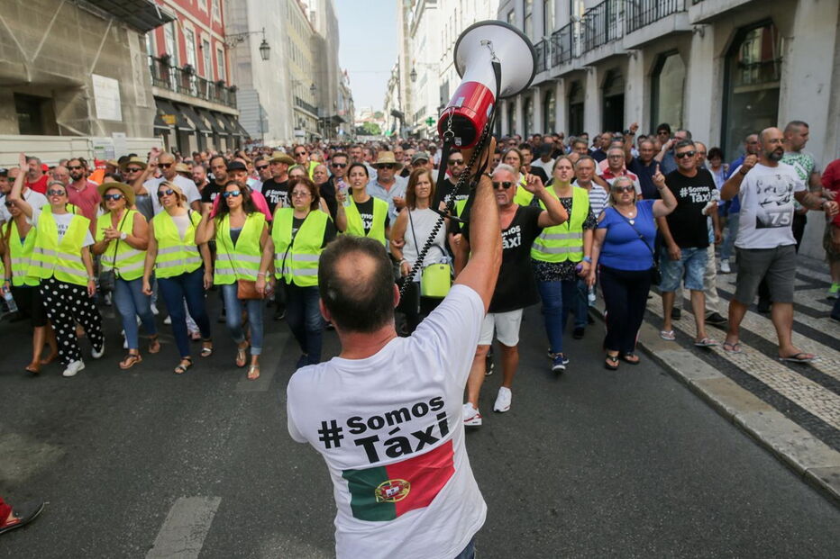 Taxistas durante a marcha até à Praça do Comércio