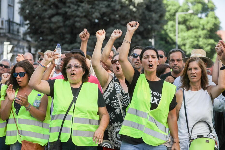 Taxistas durante a marcha até à Praça do Comércio