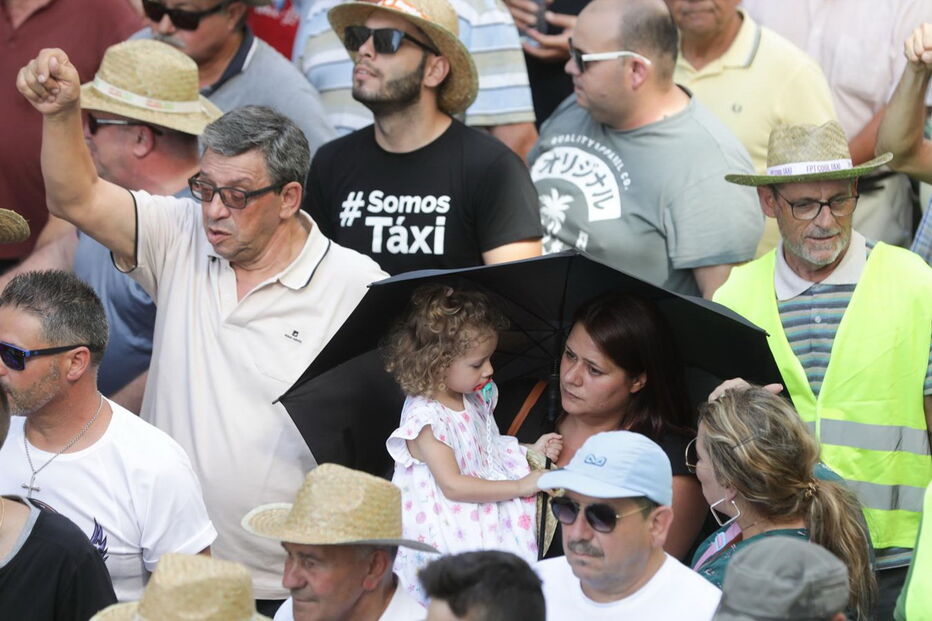 Taxistas durante a marcha até à Praça do Comércio
