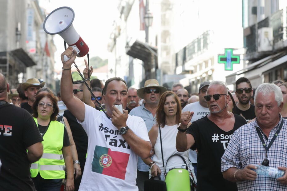 Taxistas durante a marcha até à Praça do Comércio