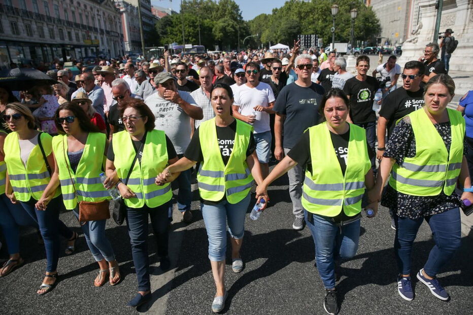Taxistas durante a marcha até à Praça do Comércio