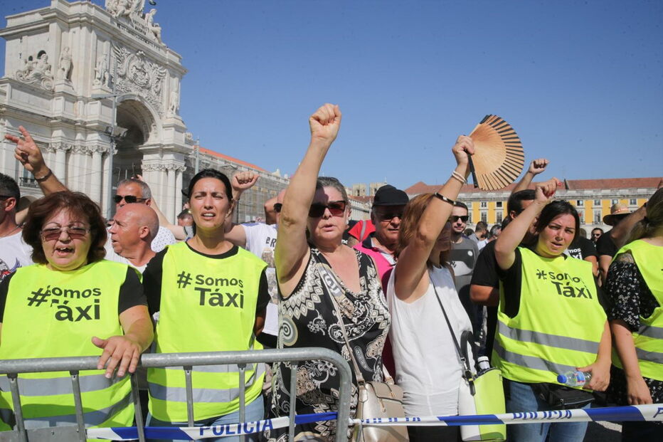 Taxistas durante a marcha até à Praça do Comércio