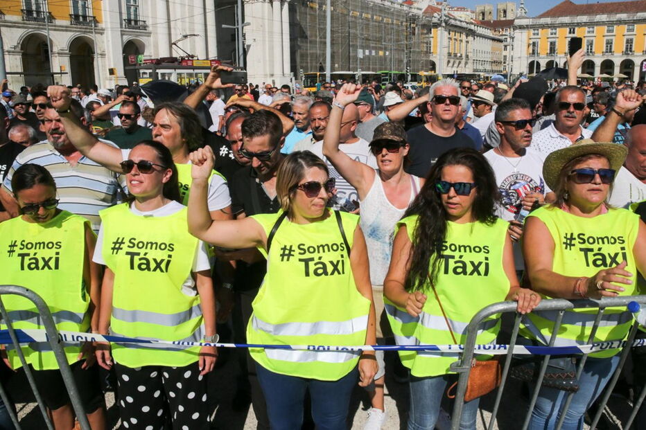 Taxistas durante a marcha até à Praça do Comércio