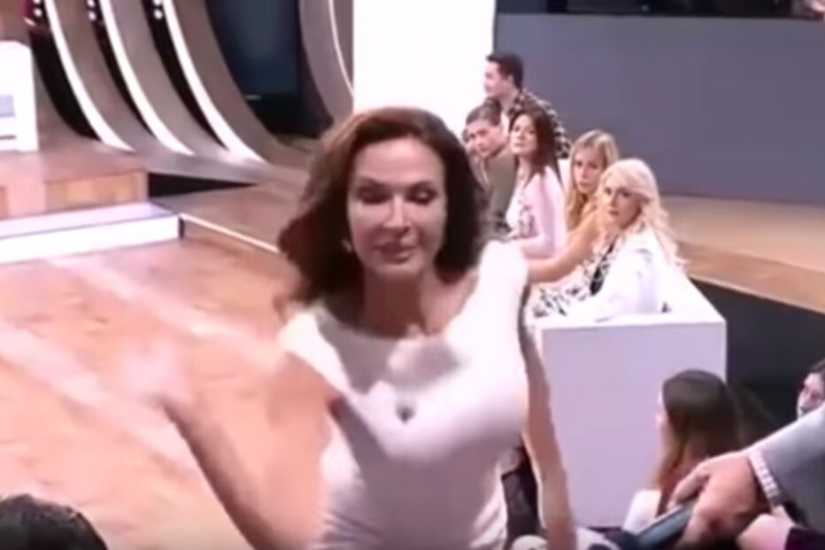 Atriz dá bofetada a mulher do público por criticar o seu filho com Síndrome de Down