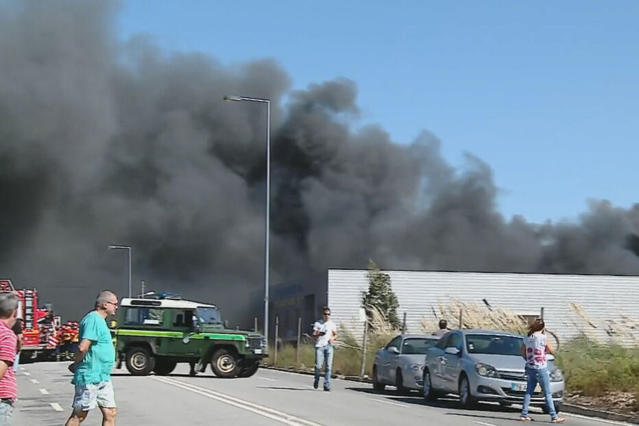 Incêndio consome sucata em Gondomar