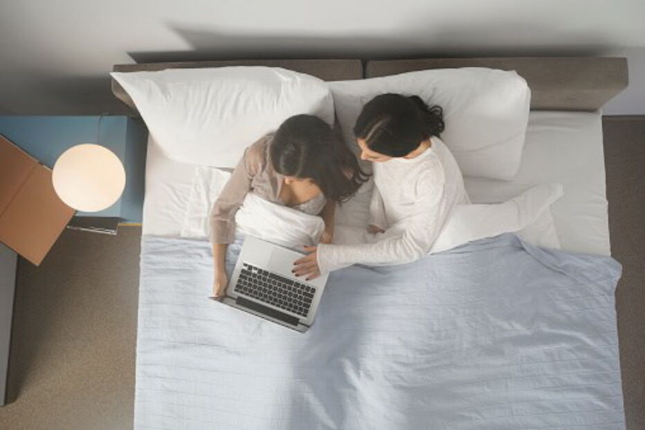 Chega a casa mais cedo e descobre namorada na cama com a mãe