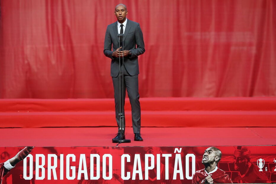 Luisão emocionado na despedida do plantel do Benfica
