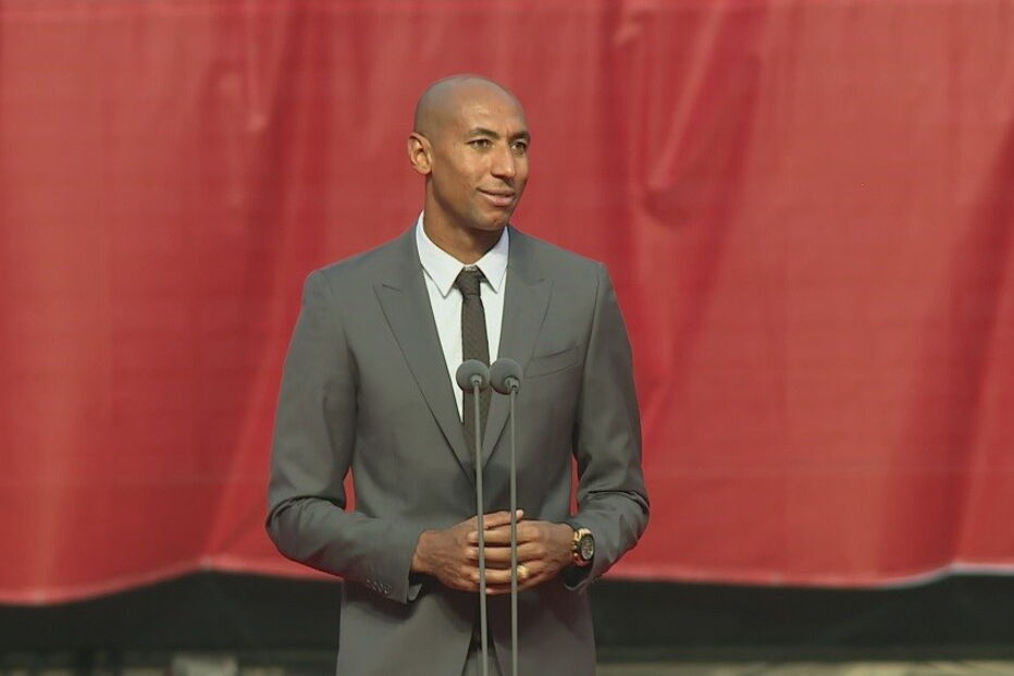Luisão emocionado na despedida ao plantel do Benfica