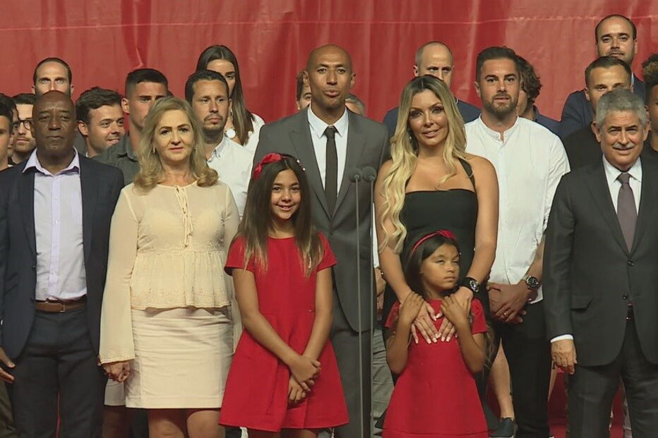 Luisão emocionado na despedida ao plantel do Benfica
