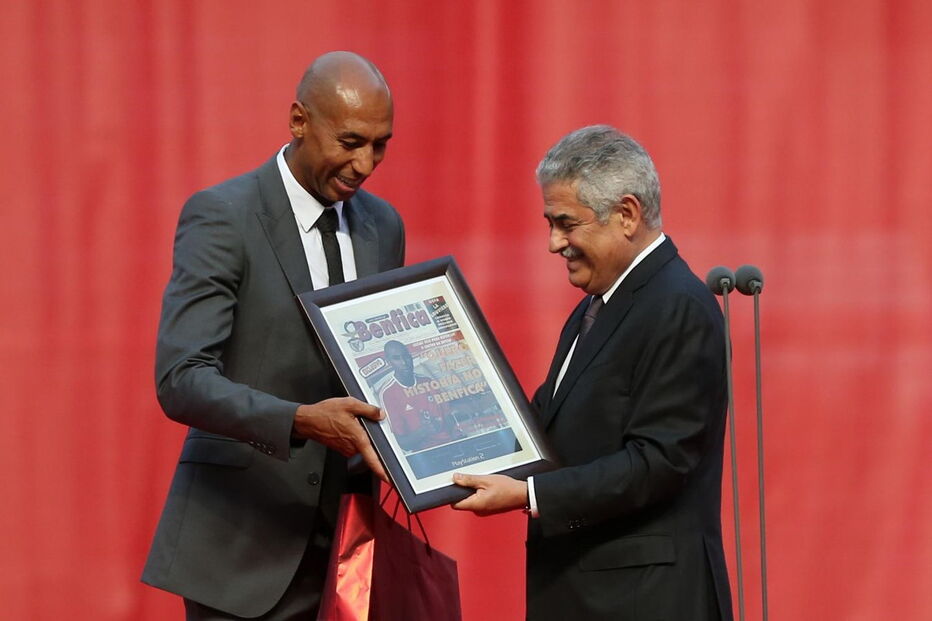 Luisão emocionado na despedida ao plantel do Benfica