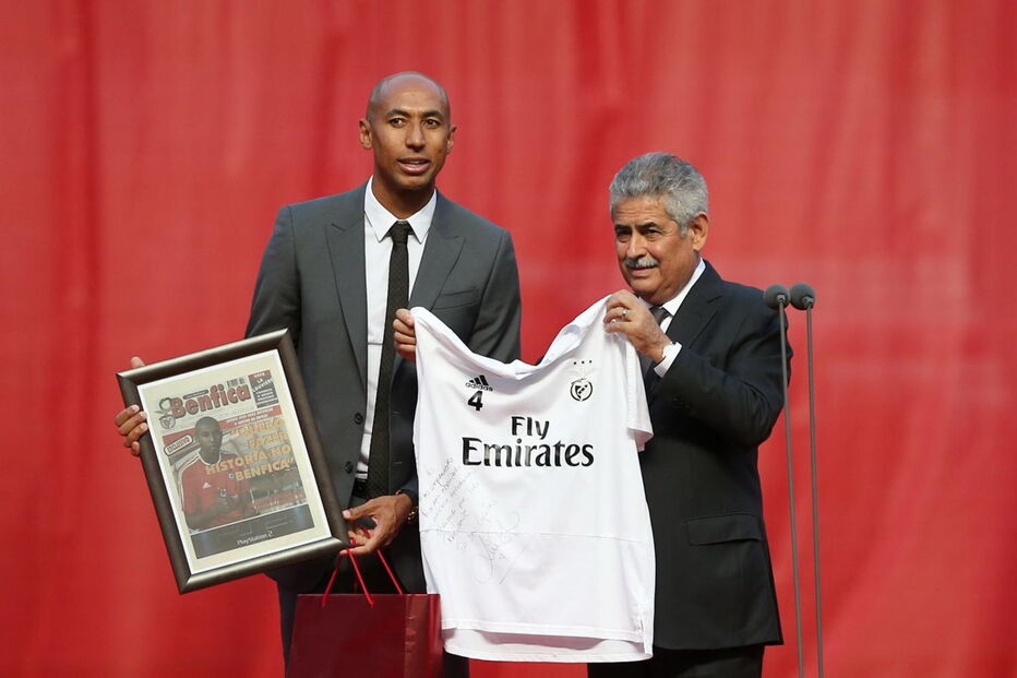 Luisão emocionado na despedida ao plantel do Benfica