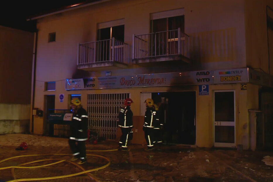 Incêndio em loja em Miranda do Corvo obriga à evacuação de edifício