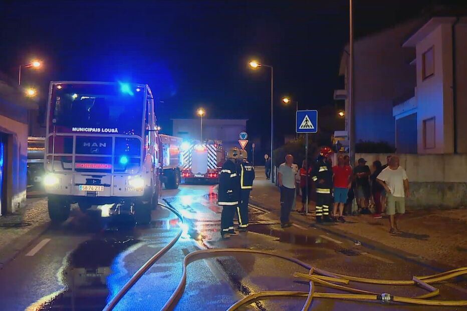 Incêndio em loja em Miranda do Corvo obriga à evacuação de edifício