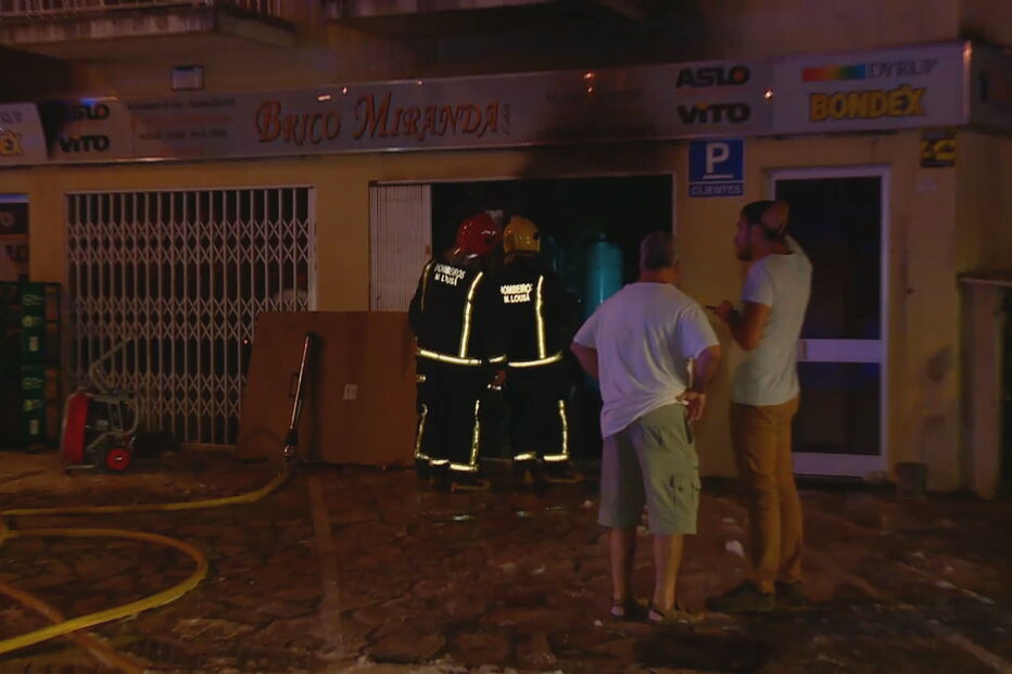 Incêndio em loja em Miranda do Corvo obriga à evacuação de edifício