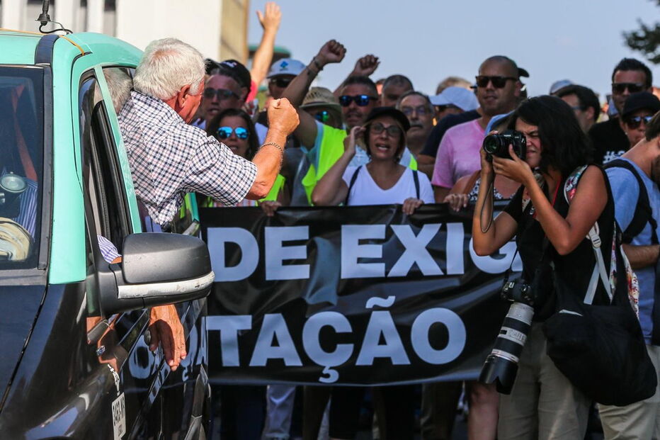 Taxistas manifestam-se junto à Assembleia