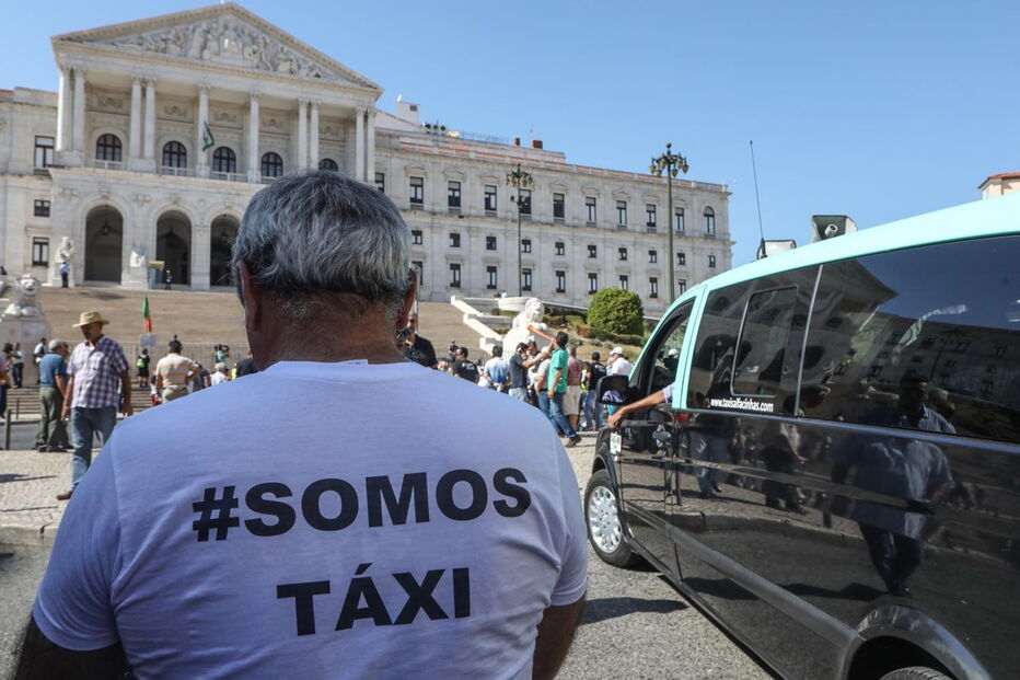 Taxistas manifestam-se junto à Assembleia