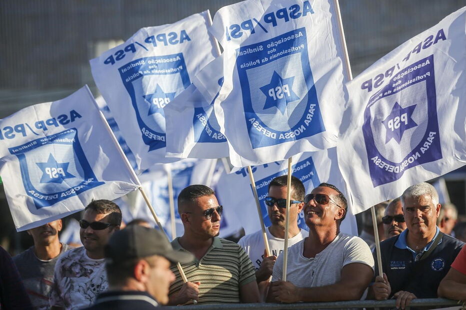 Centenas de polícias protestam junto do Ministério das Finanças
