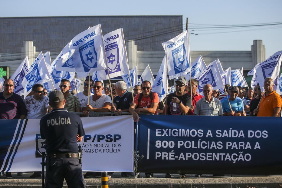 Centenas de polícias protestam junto do Ministério das Finanças