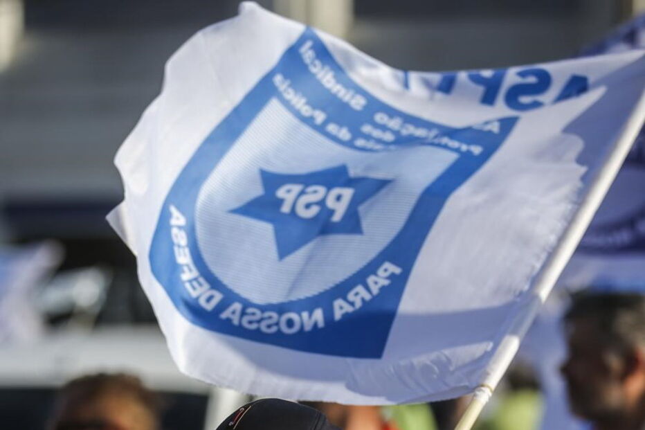 Centenas de polícias protestam junto do Ministério das Finanças