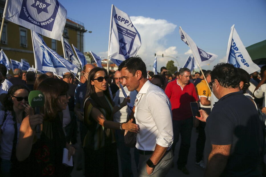Centenas de polícias protestam junto do Ministério das Finanças