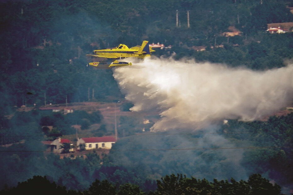 Bombeiro tira dinheiro e lança fogo para 'fugir'