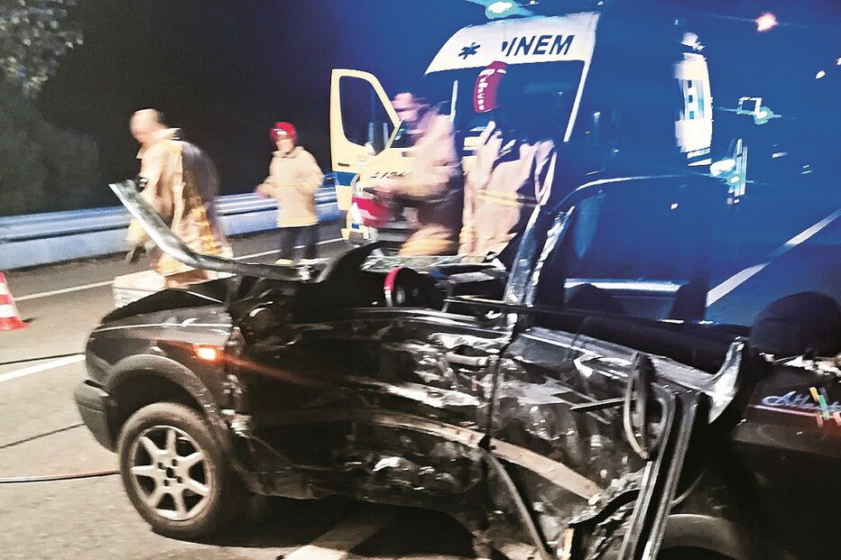 Mulher sofre ferimentos graves em colisão no IC1