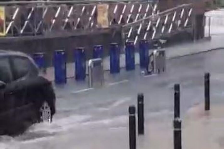 Turistas a deslizar pelas ruas inundadas de Benidorm