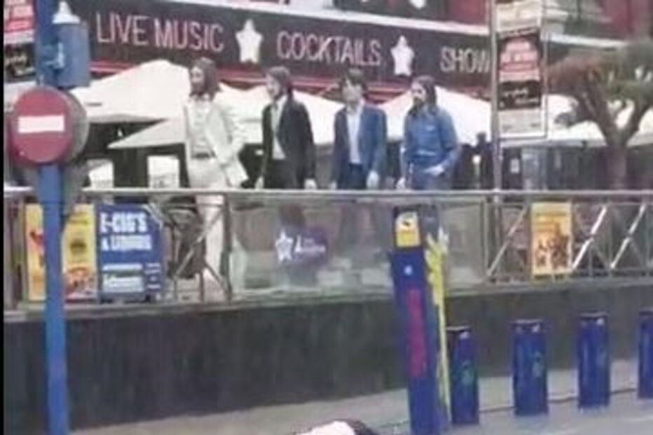 Turistas a deslizar pelas ruas inundadas de Benidorm