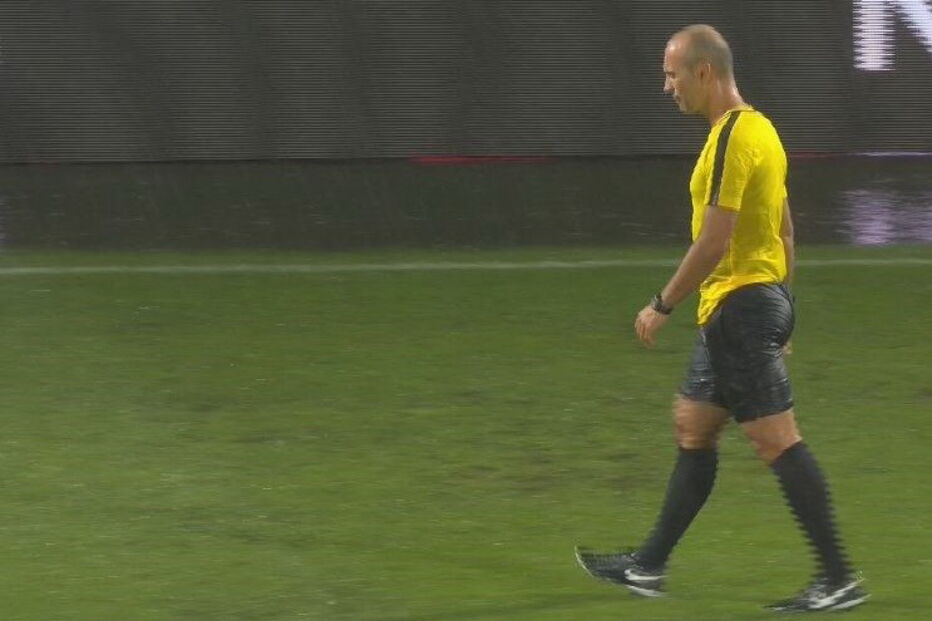 Árbitro João Capela avalia as condições do relvado antes do Chaves - Benfica