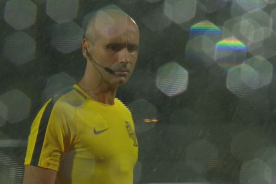 Árbitro João Capela avalia as condições do relvado antes do Chaves - Benfica