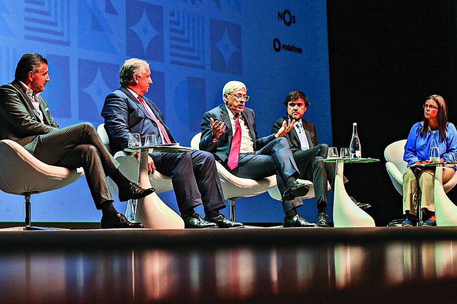 Alexandre Fonseca, da Altice, Francisco de Lacerda, dos CTT, Mário Vaz, da Vodafone, e Miguel Almeida, da NOS 