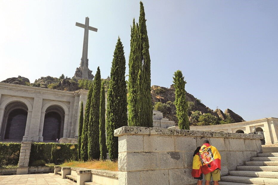 Vale dos Caídos foi mandado construir para homenagear as vítimas da Guerra Civil, fica a 55 quilómetros de Madrid e tem a cruz mais alta do Mundo