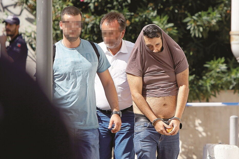 António Joaquim, oficial de justiça, chegou algemado ao tribunal de Vila Franca, esforçando-se para esconder o rosto com a t-shirt 