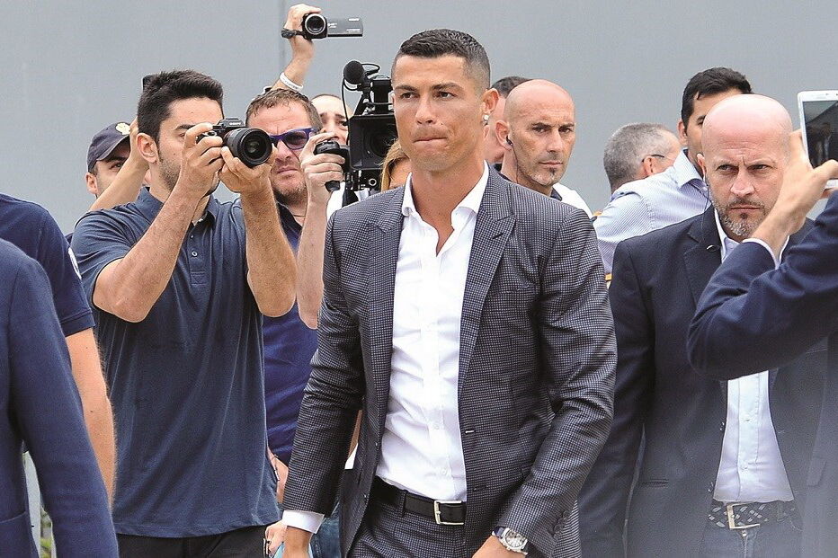 Ronaldo nega o caso através dos advogados e diz que o sexo foi consentido. Há um ano e meio, quando a história veio a público, diz que se tratava de “ficção”