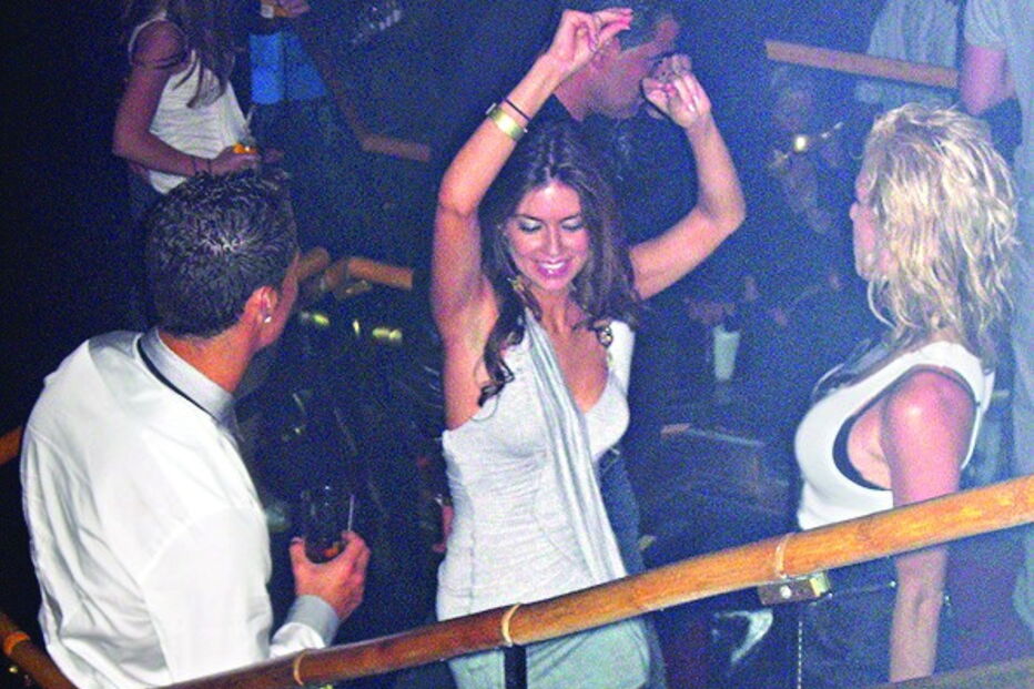 Kathryn foi fotografada ao lado de Cristiano Ronaldo numa discoteca, quando se conheceram