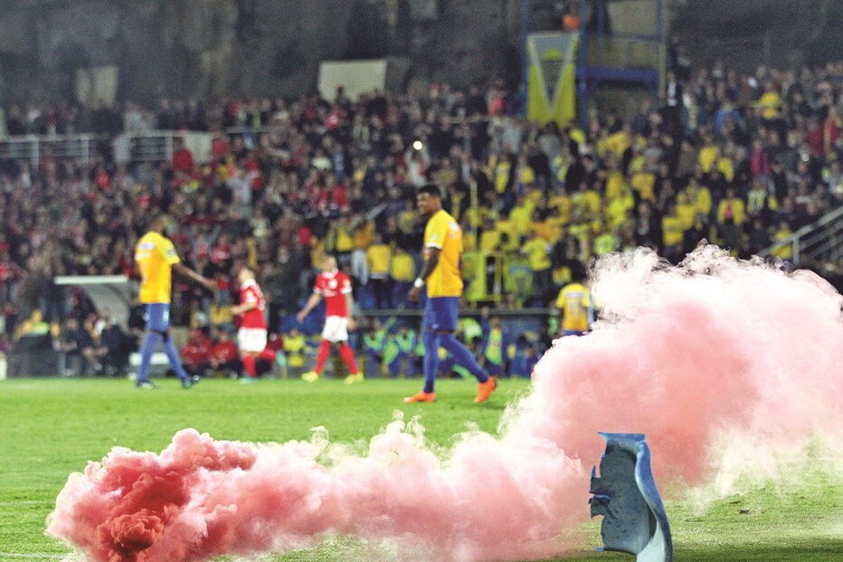 O jogo Estoril-Benfica (1-2) da época passada foi interrompido duas vezes por distúrbios causados por adeptos do Benfica, segundo o Conselho de Disciplina da Liga